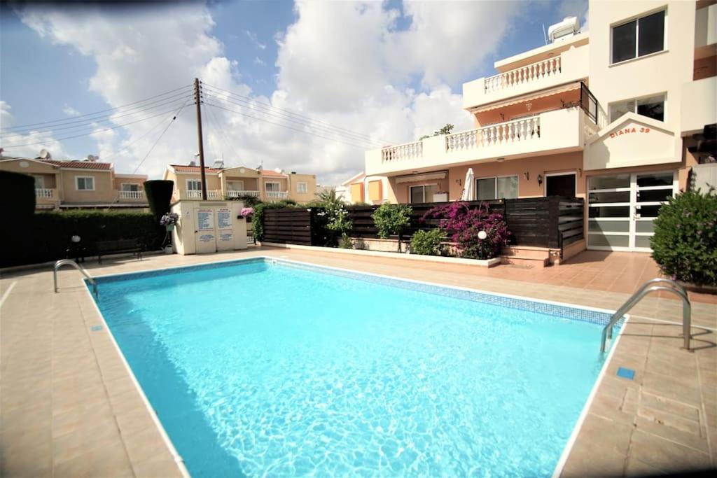 Central Pool-Side 2 Bedroom Apartment In Paphos מראה חיצוני תמונה