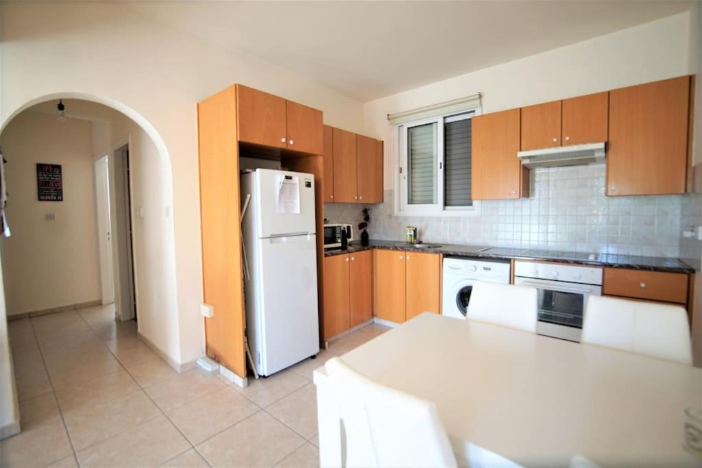 Central Pool-Side 2 Bedroom Apartment In Paphos מראה חיצוני תמונה