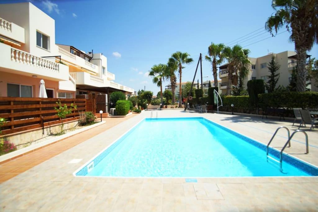 Central Pool-Side 2 Bedroom Apartment In Paphos מראה חיצוני תמונה