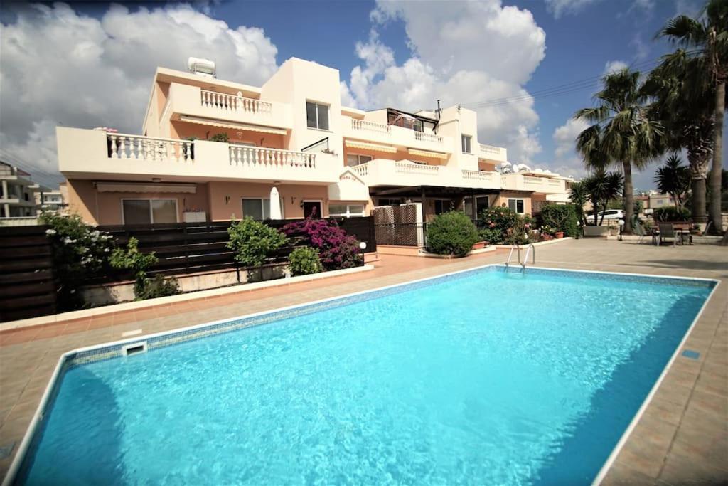 Central Pool-Side 2 Bedroom Apartment In Paphos מראה חיצוני תמונה