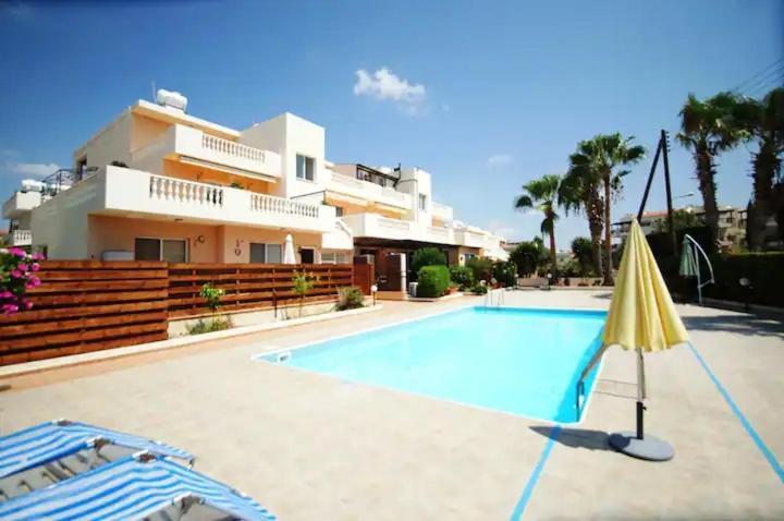 Central Pool-Side 2 Bedroom Apartment In Paphos מראה חיצוני תמונה