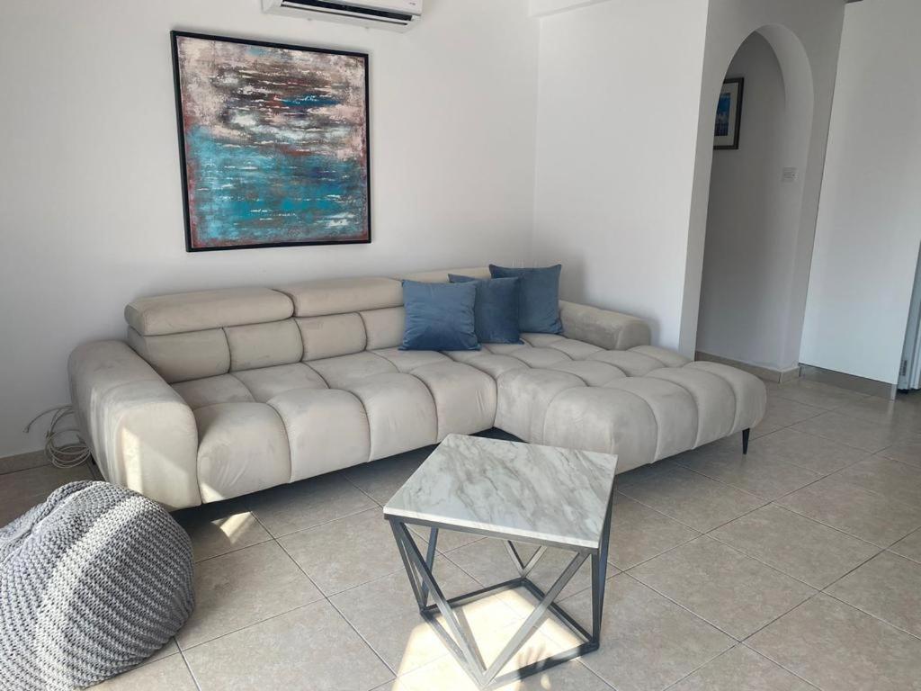 Central Pool-Side 2 Bedroom Apartment In Paphos מראה חיצוני תמונה