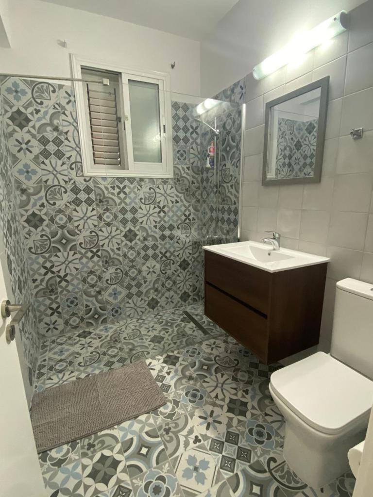 Central Pool-Side 2 Bedroom Apartment In Paphos מראה חיצוני תמונה