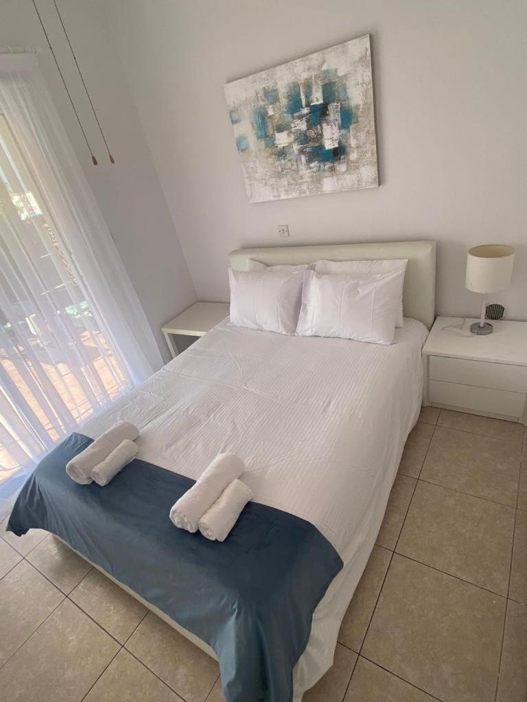 Central Pool-Side 2 Bedroom Apartment In Paphos מראה חיצוני תמונה
