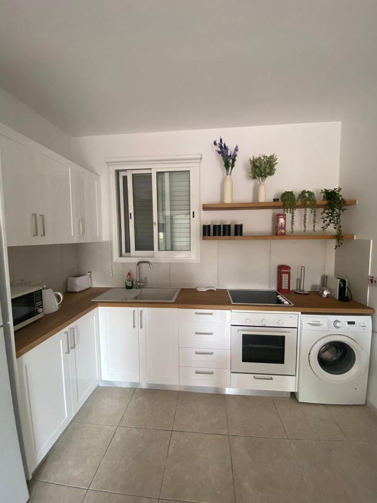 Central Pool-Side 2 Bedroom Apartment In Paphos מראה חיצוני תמונה