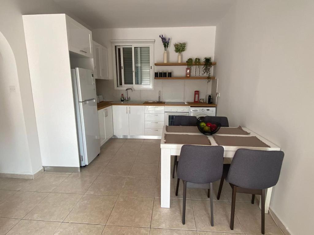 Central Pool-Side 2 Bedroom Apartment In Paphos מראה חיצוני תמונה
